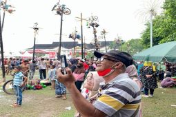 Bermasker "Merah Putih" merekam kemeriahan HUT RI