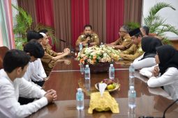 Pj Bupati Aceh Besar lepas mahasiswa kurang mampu penerima beasiswa Aceh Carong