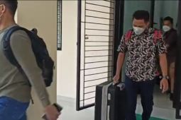 Penyidik KPK bawa dua koper usai geledah FK Unila