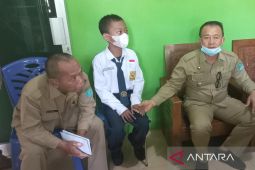 Wakil Bupati Bangka menyalurkan bantuan dari program sedekah