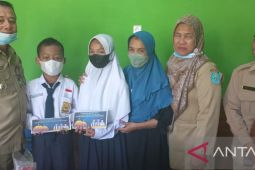 Wabup Bangka salurkan bantuan sosial program "Seribu Berkah"