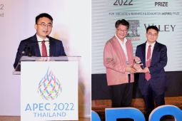 Dr Ren wins APEC Science Prize
