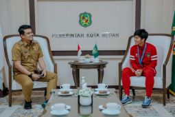 Wali Kota Medan  hadiahi Crespo dan orang tua dengan pergi haji