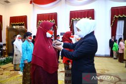 Khofifah beri penghargaan "Satyalancana Karya Satya" kepada ratusan guru SMA/SMK