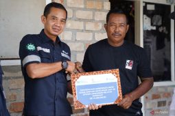 PT Timah Tbk Serahkan Bantuan untuk Nelayan Sungailiat yang Alami Kecelakaan Laut