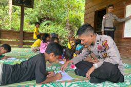 Polisi Rimba Polda Jambi mengajar anak-anak SAD di Sarolangun