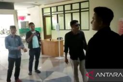 Sejumlah oknum LSM fasilitas kantor DPRD Tangerang dirusak oleh s