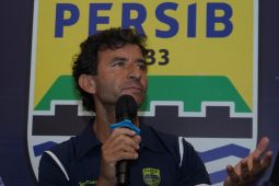 Luis Milla ajak pemain Persib Bandung makin solid