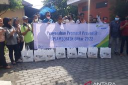 BPJS Ketenagakerjaan Blitar salurkan bantuan bahan pokok untuk pekerja