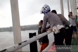 Aiptu Khoirudin dan Aipda Tri Junianto selamatkan nyawa seorang wanita