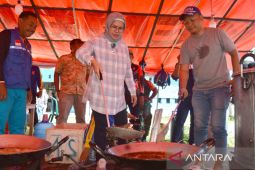 Wabup Bone Bolango masak makanan bagi korban banjir