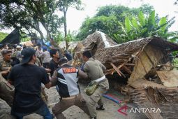 Petugas gabungan robohkan lapak diduga tempat konsumsi narkoba