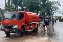 Bersihkan ceceran tanah kendaraan proyek