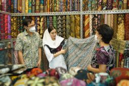 Hidupkan ekonomi Trenggalek, Novita Hardini ajak warga belanja produk lokal