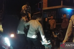 Kemarin polisi bubarkan gerombolan bersenjata tajam di Padang