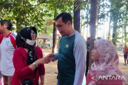 Aditya gerak jalan bersama warga Mentaos