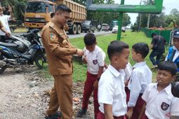 Bupati Labura heran, jalan ke SDN diparit, ke cafe tidak
