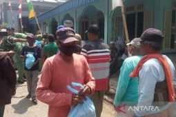 Korem SGJ Cirebon bagikan 200 paket sembako untuk tukang becak