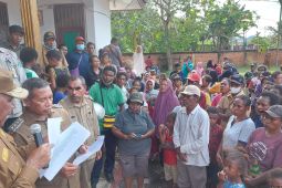Gubernur Waterpauw temui korban banjir Sorong pastikan bantuan tepat sasaran