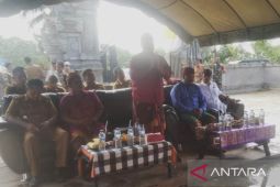 Bupati Kukar serahkan bantuan untuk rehab rumah ibadah Hindu
