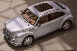 Mobil hibrida buatan "WEY" berdesain lawas