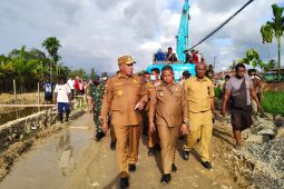 Gubernur Waterpauw perintahkan PUPR perbaiki rumah warga Sorong