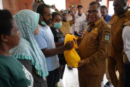 Bupati Sorong salurkan bantuan untuk korban luapan Sungai Warsumsum