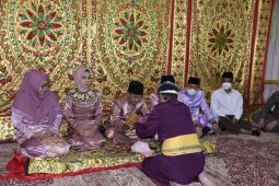 Sekda Gorontalo jalani Adat Modepito lepas masa tugas