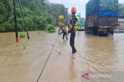 Pengendara diminta waspada saat melintas di jalan Angsana