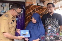 Plt. Bupati Bogor bagikan  "set top box" pengganti TV analog di pelosok