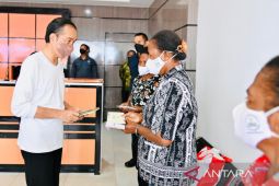 Presiden Jokowi mulai bagikan bantuan langsung tunai  di Jayapura