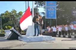 Sambut HUT ke-77 RI, Polisi bersama komunitas biker upacara bendera di Tugu Kujang