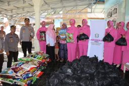 Polisi bantu korban banjir di Mukomuko