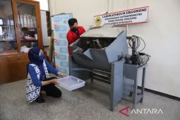 Mahasiswa Untag rancang mikser ragi tempe untuk permudah UMKM