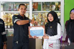 Tingkatkan kreativitas siswa di SMAN 1 Riau Silip, PT Timah Tbk serahkan bantuan peralatan marching band