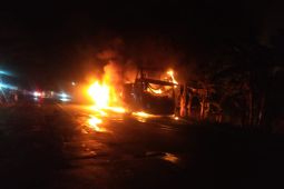 Bus rute Jawa-Bali ludes terbakar di jalan pantura Situbondo