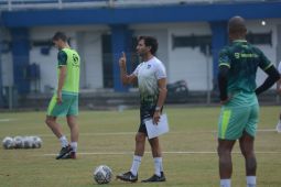 Luis Milla pimpin latihan perdana bersama pemain Persib
