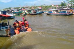 Tim SAR gabungan sisir nakhoda yang hilang di Pulau Pamujaan Kota Serang