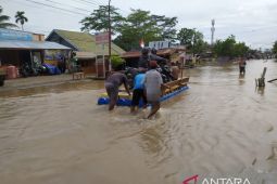 Warga korban banjir di Bengkulu sediakan rakit untuk pengendara jalan