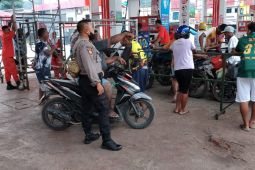 Polisi bersiaga di SPBU Manokwari terkait isu kenaikan BBM
