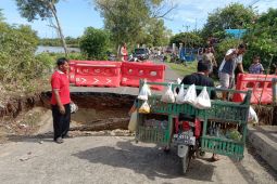 Warga Mukomuko swadaya perbaiki jembatan rusak