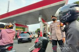 Aparat polisi siaga pengamanan di SPBU di Garut