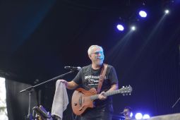 Konser "Bertalu Rindu Cinta" sukses lepas rindu Iwan Fals dan fans