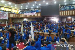 Tolak BBM Naik, mahasiswa UIN Ar-raniry tongkrongi gedung paripurna DPRA