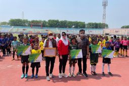 BPJS Ketenagakerjaan Sidoarjo serahkan kartu kepesertaan atlet sepak bola U-12
