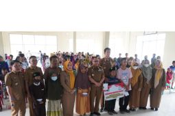 Bupati Mesuji serahkan bantuan sosial kepada anak yatim