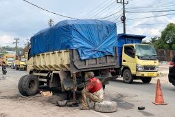 Truk bermuatan penuh alamikerusakan as roda