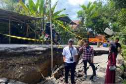 Jalan penghubung antarkecamatan di Balangan longsor