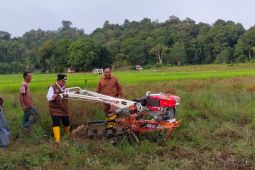 Pemkab Aceh Jaya serahkan lima unit hand traktor