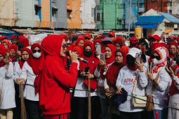 Istri Gubernur Maluku Widya Pratiwi Murad bersama pedagang bersihkan Pasar Mardika